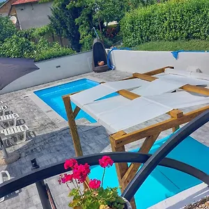  Appartamento As With Swimming Pool And A Large Yard Croazia